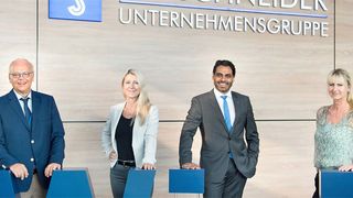 Die Köpfe hinter der Dr. Schneider Unternehmensgruppe (v.l.): Wilhelm Wirth, Geschäftsführer, Annette Schneider, Gesellschafterin, Parag Shah, Vorsitzender der Geschäftsführung, und Sylvia Schmidt, Gesellschafterin. (Dr. Schneider)