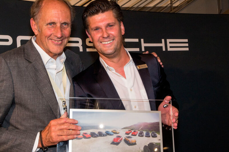 Klar, dass auch Markenbotschafter und Rallye-Legende Hans Joachim Stuck (l.) bei  Geschäftsleiter Roman Konrads im Porsche-Zentrum Bensberg vorbeischaut. (François Truffier)