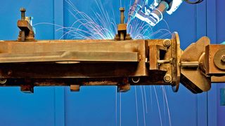 Hybrid-Motorstarter tragen beim Einsatz in Schweißpositionieranlagen dazu bei, den Schaltschrankbedarf zu reduzieren. (Bild: Phoenix Contact)