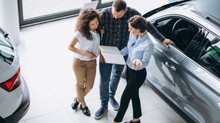 Der Autokauf will gut überlegt sein. Viele Verbraucher zögern angesichts gestiegener Fahrzeugpreise und höherer Unterhaltskosten. (Bild: Bild von senivpetro auf Freepik)