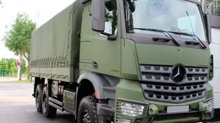 Kraftpaket in Bronzegrün! Von diesem Arocs 6×6 wird im Laufe der nächsten Monate eine nicht näher bezifferte, aber immerhin 3-stellige Anzahl, den Fuhrpark der Bundeswehr erweitern. Lesen Sie hier, was das Besondere an diesem Logistikgefährt ist ... (Bild: Daimler Truck)