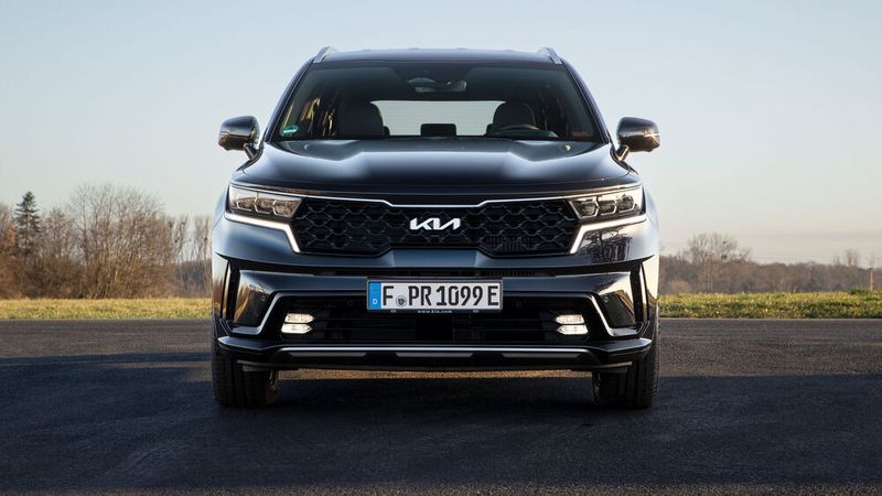Die Front des Sorento ist auffallend kantig. (Bild: Kia)