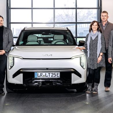 Petro und Annina Frascoia (Autohaus Frascoia), Martin Stier (Kia), Melanie Timm (Gewinnerin), Harald Timm (Ehemann), Hubert Meyer (Innung Pforzheim), Jürgen Hasler (ZDK) bei der Gewinnübergabe des Kia EV3. (Bild: ZDK)