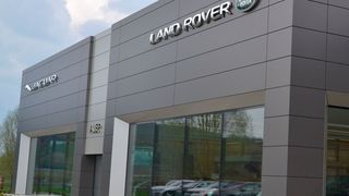 Der Showroom für die beiden Marken ist rund 1.000 Quadratmeter groß. (Mauritz / »kfz-betrieb«)