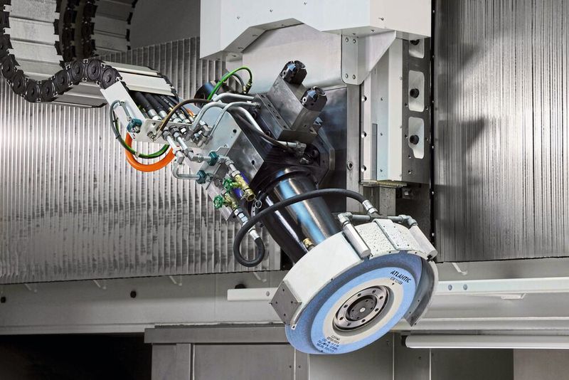 Universell: Der Abrichter mit seinen zwei Diamantscheiben lässt sich individuell auf die jeweilige Abricht- bzw. Schleifoperation einstellen.  (Bild: Starrag/Ralf Baumgarten)