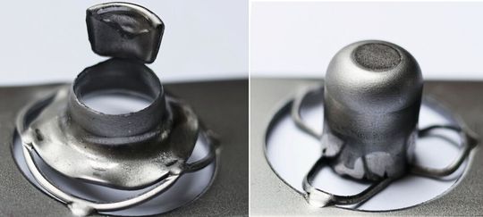 Deep drawing of sheet metal components is now more economical and resource-conserving. With the new Vibrodraw process, not only is scrap due to bottom cracks (left) avoided, but you also arrive at an in-spec component (right) in just one step.(Image: Fraunhofer-IWU)