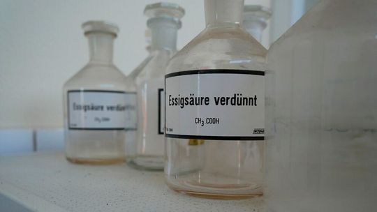 Durch Anpassungen seines Herstellungsverfahrens und der Produktionsbedingungen konnte Profagus die ersten Mengen an natürlicher Essigsäure produzieren.(Bild:  frei lizenziert /  Pixabay)