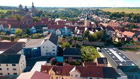 Die Firmenzentrale von VTQ in Querfurt: Der EMS-Dienstleister entwickelt und fertigt elektronische Baugruppen und Systeme für anspruchsvolle Anwendungen. (Bild: VTQ Videotronik GmbH)