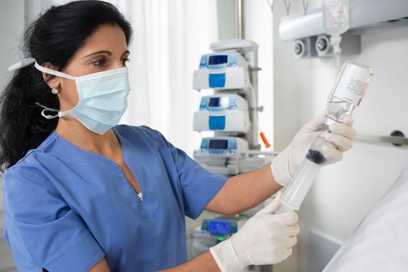Eine Krankenschwester bereitet ein intravenös zu verabreichendes Arzneimittel vor. Fresenius Kabi ist einer der führenden Anbieter von IV-Generika. (Fresenius)