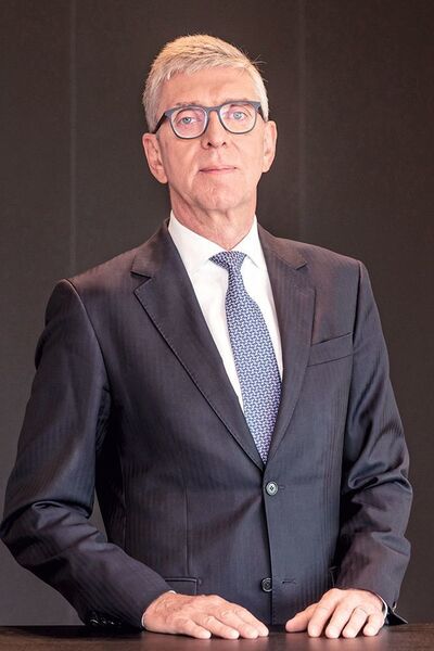Lanxess beruft Vorsitzenden: Dr. Matthias L. Wolfgruber (64) ist neuer Aufsichtsratsvorsitzender der Lanxess AG. In seiner konstituierenden Sitzung wählte der Aufsichtsrat des Spezialchemie-Konzerns den promovierten Chemiker und ehemaligen Vorstandsvorsitzenden der Altana AG zum Nachfolger von Dr. Rolf Stomberg (78), der sein Mandat mit Ablauf der Hauptversammlung beendete. Wolfgruber gehört dem Kontrollgremium als Vertreter der Aktionäre bereits seit 2015 an. (Lanxess Deutschland GmbH)