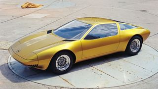 Front und Heck sind beim Genève spitz auslaufend mit integrierten Stoßfängern ausgeführt. Sämtliche Fensterflächen, auch die seitlichen, sind stark gewölbt, was jedoch keine Probleme machte, da die Scheiben aus Plexiglas bestehen. (Bild: Opel)