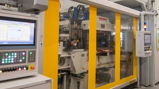 Diese Rondenstanzanlage stellt 10 mm dicke Blechronden aus Aluminium her. (Dreher)