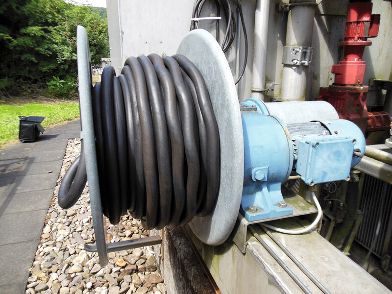 Ausgangssituation in der Kläranlage Volmetal: Räumerbrücke mit herkömmlicher Kabelzuführung. Durch die stetige Vor- und Rückwärtsbewegung der Räumerbrücke und die daraus resultierende mechanische Belastung sind Korkenzieher entstanden. (Bild: Igus)