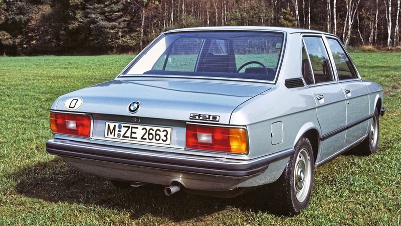 Zum Modelljahr 1977 erhielt der E12 eine Modellpflege. So war die Motorhaube um die BMW-Nieren nun leicht gewölbt, die jetzt für alle Motorversionen gleich war. Die Versionen mit dem großen Sechszylinder bekamen eine Chromumrandung am Kühlergrill. Die Heckleuchten wurden größer, und der Tankeinfüllstutzen wanderte vom Heck rechts neben dem Kennzeichen in den rechten hinteren Kotflügel. (Bild: BMW Group Archiv)