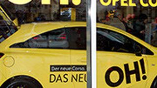 Schon von außen nicht zu übersehen: Der Corsa E steht jetzt bei den Händlern. (Foto: Opel)