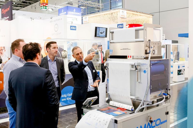 Die Compamed und iihre fast 800 Aussteller aus 37 Nationen bieten den Fachbesuchern ein umfassendes Spektrum an Teilprodukten, Ausrüstungen und Technologien für medizinische Geräte.  (Messe Düsseldorf/ctillmann)