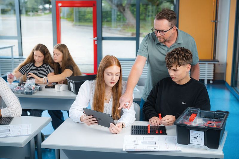 Mit dem Fischertechnik-Lernkonzeept „STEM Coding Ultimate AI“ wird es möglich, ein neuronales Nertzwerk zu trainieren. (Bild:  Fischertechnik)