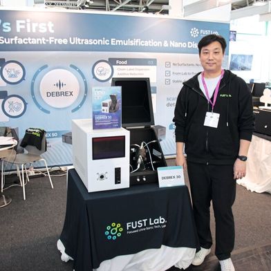 Hwang Bo Minsung, Gründer und CEO von FUST Lab, neben dem DEBREX 30: einem Nanodispersionsgerät auf Basis der fokussierten Ultraschalltechnologie. (Bild: VCG – Lüttmann)