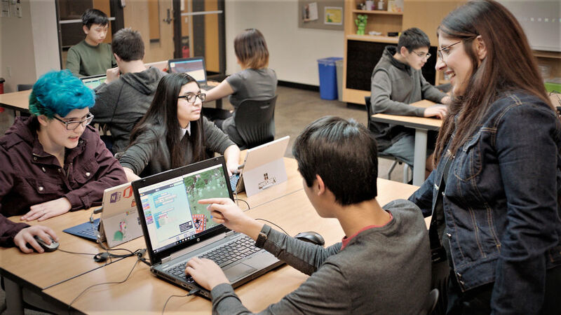 Den Schülern scheint die Minecraft-Programmierung Spaß zu machen. (Microsoft)