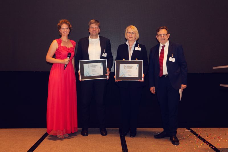 In der Kategorie Cloud & Infrastruktur gehen Silber an Oracle, Gold an Fujitsu und Platin an Amazon Web Services. Torsten Böttjer (Oracle) und Margarete Franke (Fujitsu) nehmen die Awards entgegen. (Offenblen.de)