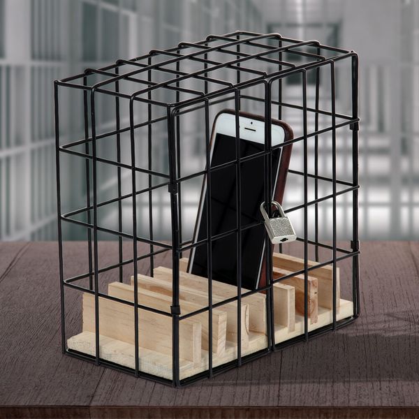 Damit an Weihnachten nicht jeder auf sein Smartphone starrt oder das Geschäftshandy nach Feierabend nicht greifbar ist, gibt es bei Monsterzeug das „Handy Gefängnis“. Der abschließbare Käfig hat Platz für bis zu sechs Smartphones und kostet 12,99 Euro. (Bild: www.monsterzeug.de)