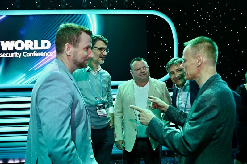 CEO, Richard Marko, feuert sein Team an und sorgt in Berlin für Stimmung. (Bild: Eset)