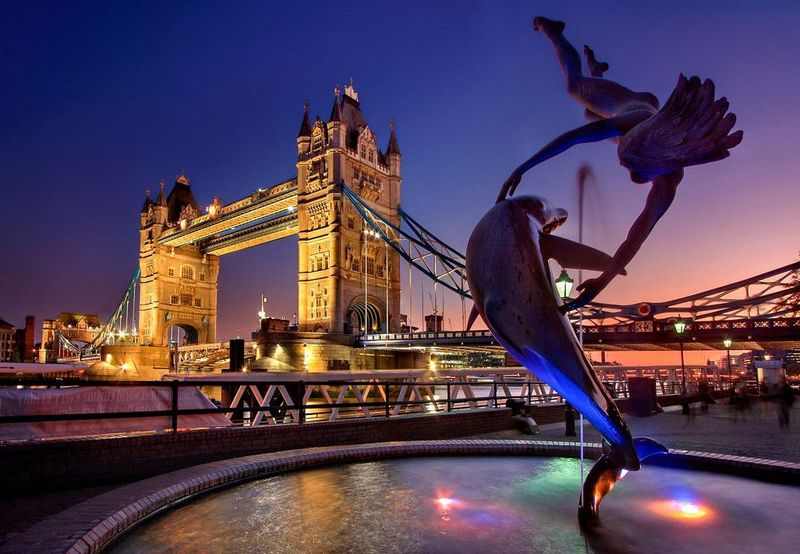 London ist laut Juniper Research die Nummer 1 in Sachen Smart City Performance. So gilt die britische Hauptstadt als weltweit führend in der Anwendung von digitalen Technologien zur Lösung von Transportproblemen. Außerdem wurde eine Strategie für Telemedizin eingeführt. Ein aktuelles Beispiel für die Modernisierung des Verkehrssystem ist die Initiative 