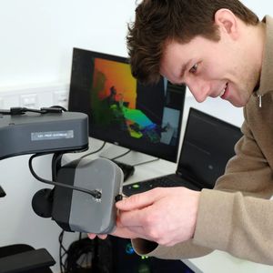 TUM-Forscher Benjamin Bogenberger verbindet dreidimensionales Sehen mit Sprachmodellen.(Bild:  Andreas Schmitz/TUM)