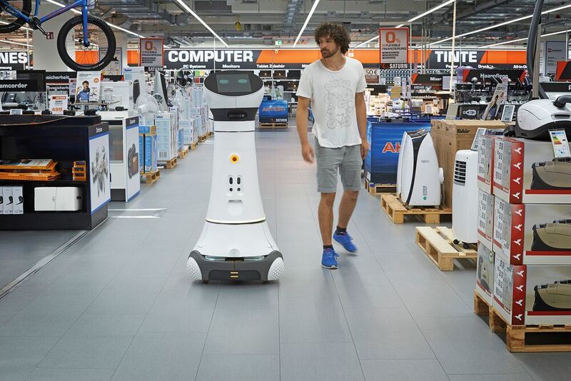 So wie beim Elektronik-Fachhandel „Saturn“ in Ingolstadt könnte der Serviceroboter Care-O-bot, entwickelt am Fraunhofer-IPA, künftig im Einzelhandel zum Einsatz kommen.  (Fraunhofer-IPA/Deniz Saylan)