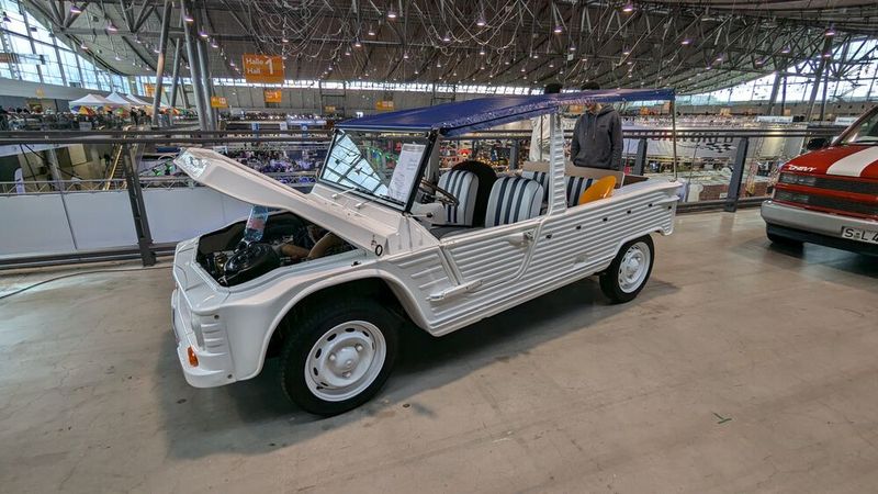 Der Citroën Méhari mit Kunststoff-Karosserie basiert auf der Dyane. Von Mai 1968 bis Oktober 1987 wurden insgesamt 144.953 Méhari gebaut, davon 1.213 mit Allradantrieb. Sagenhafte 29.900 Euro sollte dieses Exemplar kosten. (Bild: Dominsky – VCG)