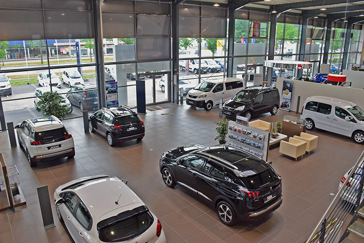 Die neue Verkaufshalle wurde nach nur sechs Monaten Bauzeit fertiggestellt. Insgesamt präsentiert das Autohaus Fahrzeuge von sechs Herstellern. (Rosenow / »kfz-betrieb«)