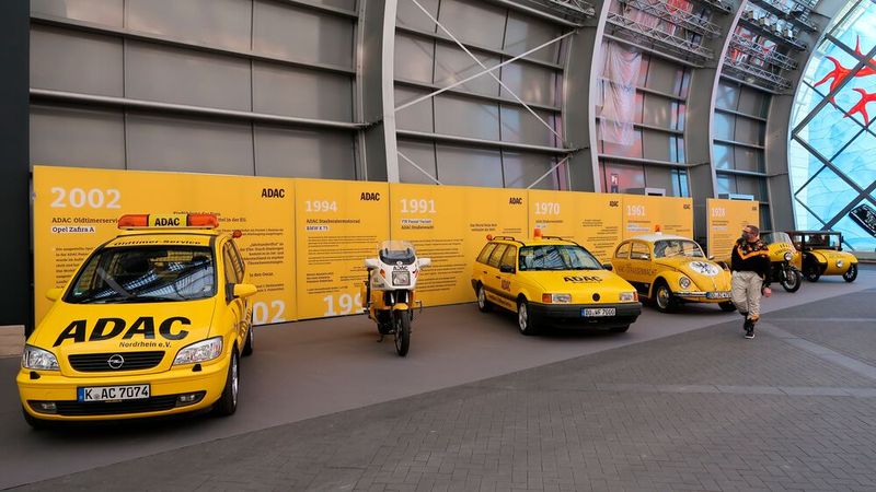 Wer die Messe in den Vor-Corona-Jahren besuchte, kennt den Standort. Statt des ZDK präsentierte sich dort in diesem Jahr der ADAC. (Bild: Diehl/»kfz-betrieb«)