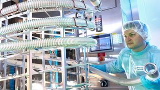 Ein Mitarbeiter von Boehringer Ingelheim bei der Vorbereitung von Produkttransferschläuchen für die Reinigung. (Boehringer Ingelheim)