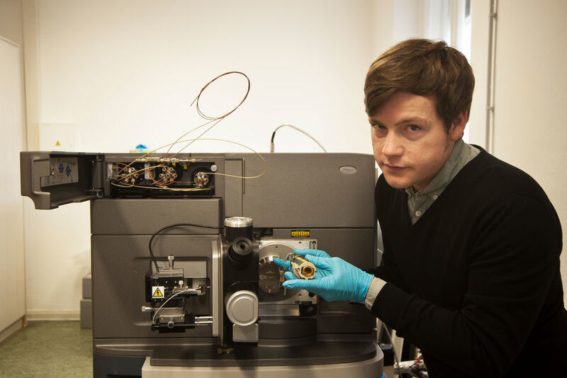 Prof. Dr. Kevin Pagel mit dem Ionenmobilitäts-Massenspektrometer (Bild: Sven Jungtow)