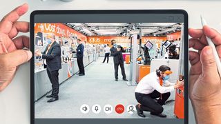 Igus in Corona-Zeiten: Experten beraten – geschützt durch Face Shields – digital auf einem 400 qm großen Messestand des Unternehmens in Köln. (Igus)