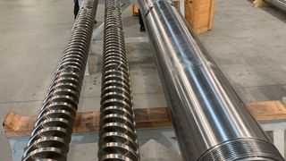Zwei Extruderschnecken und der zugehörige Doppelschneckenzylinder im Wafo-Werk Pirmasens. Wafo ist ein führender Hersteller solcher Komponenten. Doch heutige Anforderungen rufen nach immer verschleißfesteren Kunststoffverarbeitungs-Systemen. Hier kommt das Know-how von Oerlikon Balzers ins Spiel ... (Bild: Wafo)