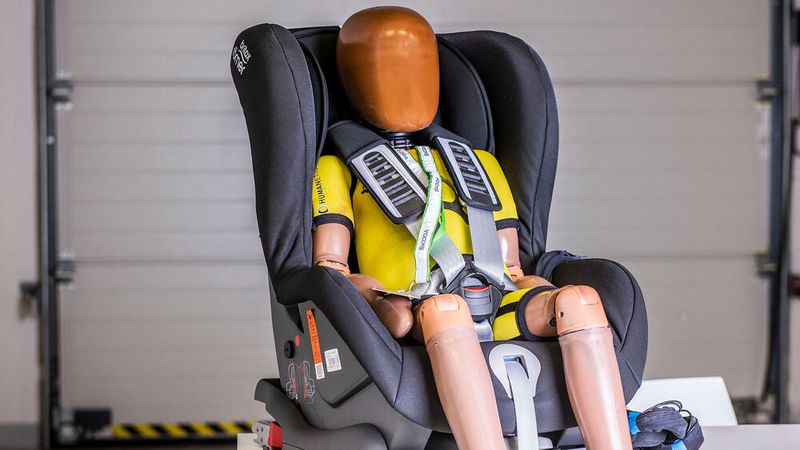 Eine eigene Abteilung im Crashzentrum forscht an sicheren Rückhaltesystemen für Kinder. (Bild: Skoda)
