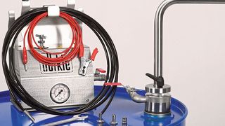 Lösemittel-Entnahmesystem von Bürkle auf einem Stahlfass (Bürkle)