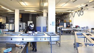 Airtower Hallenlüftungssystem. Plug & Play ohne Rohrleitungsinstallation für die Erfassung von Schweissrauch an ortsveränderlichen Schweissprozessen. (Technorobot)