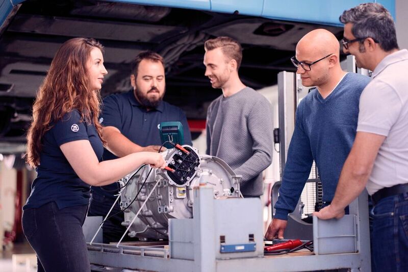 Selbstverständlich üben die Teilnehmer an echten Hochvoltkomponenten, meist aus dem ZF-Produktprogramm. (ZF)