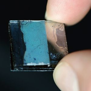 Flexible und hochporöse Schicht aus Germanium. Indem sie in die Poren des Materials geeignete organische Polymere einbauen, können die Wissenschaftler die elektrischen Eigenschaften der entstehenden Hybridmaterialien maßschneidern, beispielsweise für hybride Solarzellen.