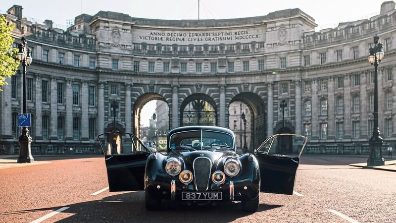Mit dem Umbau hat sich die Sprintzeit auf 100 km/h für den Jaguar XK120 in etwa halbiert. (Bild: Lunaz Design)