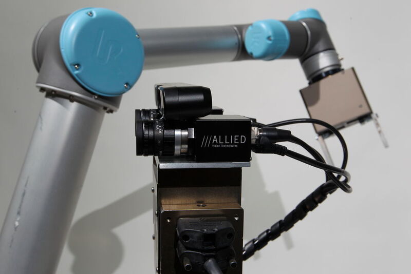 Der rob@work 3, entwickelt vom Fraunhofer-Institut für Produktionstechnik und Automatisierung IPA, integriert Komponenten für alle Teilbereiche der Servicerobotik in eine Plattform. So ermöglichen es 3D­Kamera, Stereokamerasysteme sowie zwei Laserscanner dem Roboter, seine Umgebung wahrzunehmen. Hier im Bild die Variante mit einem Leichtbauroboter von Universal Robots. (Fraunhofer-IPA)