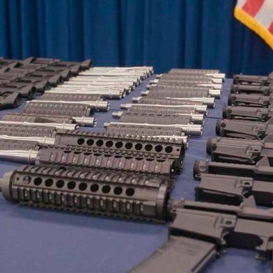 Die Summe für Waffenexporte aus der Bundesrepublik war mit rund 12 Milliarden Euro zwar weiterhin recht hoch, doch die einstigen Rekordmarken wurden damit 2025 unterschritten. Waffengeschäfte sind zwar wieder salonfähig, doch es regt sich auch Kritik ...  (Bild: Gemini pro)