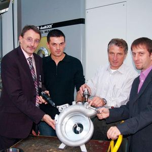 Die Projektverantwortlichen mit Werkzeugen und Pumpenkomponente: Robert Wrana von der Kennametal Österreich GmbH, Michael Schöftner und Karl Widmann von der Rosenbauer International AG sowie Harald Metzenbauer von Kennametal (v.l.n.r.).