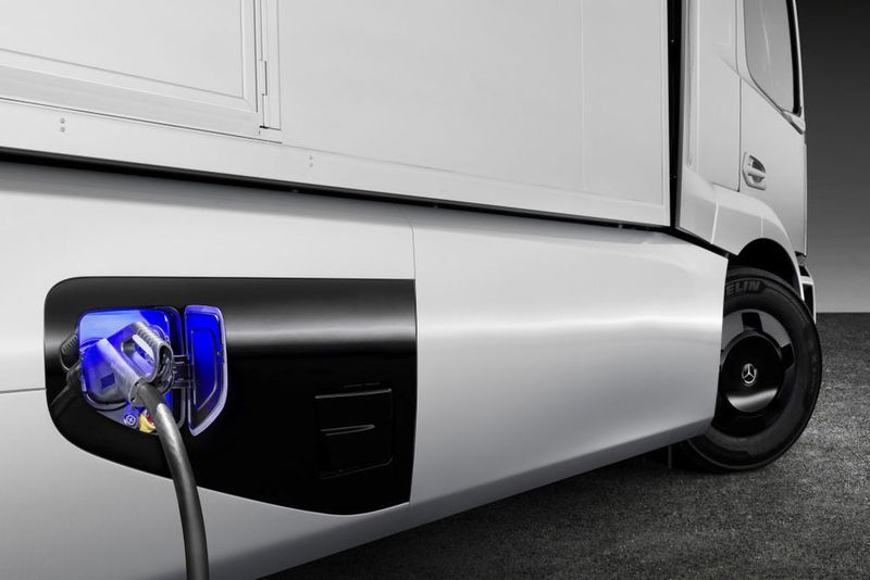 Die Ladezeit an einer 100-kW-Säule soll nur knapp über zwei Stunden betragen. (Daimler)