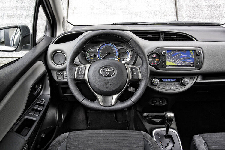 Das Cockpit wirkt übersichtlich und solide. (Foto: Toyota)