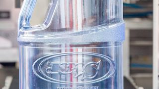 Die Nachfrage nach stabilen Polycarbonat-Wasserflaschen für die allseits bekannten Wasserspender steigt. Extrusionsblasformanlagen der BA-Baureihe von Bekum begegnen der hohen Nachfrage wirtschaftlich und leistungsstark, wie es heißt. (Bekum)