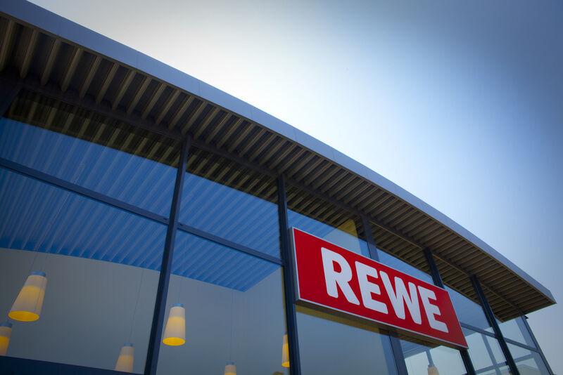 Platz 41 des Rankings der wertvollsten deutschen Marken belegt Rewe. Der Kölner Lebensmitteleinzelhändler beschäftigte 327.600 Mitarbeiter im vergangenen Jahr und erwirtschaftete 41,5 Milliarden Euro. (Bild: Rewe)