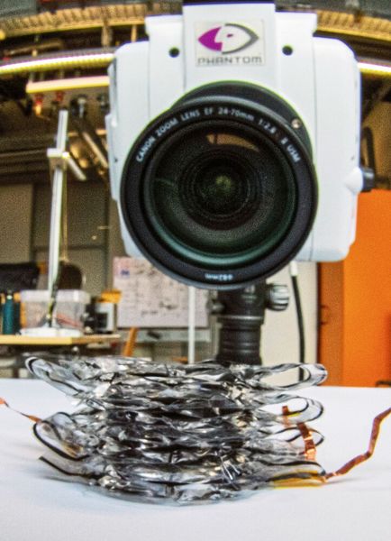 Mit vielfach übereinander angeordneten „Taschen“ können kraftvolle und schnelle Höhenbewegungen mit der Kamera in ihrer ganzen Dynamik präzise erfasst werden.  (High Speed Vision GmbH)